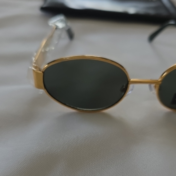 Steve Madden Modern Oval Gold and Black Sunglasses W/ Green Lenses New - Picture 5 of 9